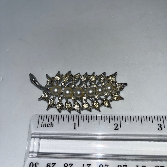Vintage Silver Tone Faux Pearl Rhinestone Leaf Flower Brooch Pin - Picture 2 of 3